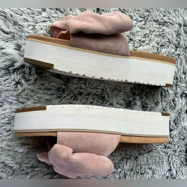 NWOT UGG Pink and Tan Slippers with Suede Bows - Image 4