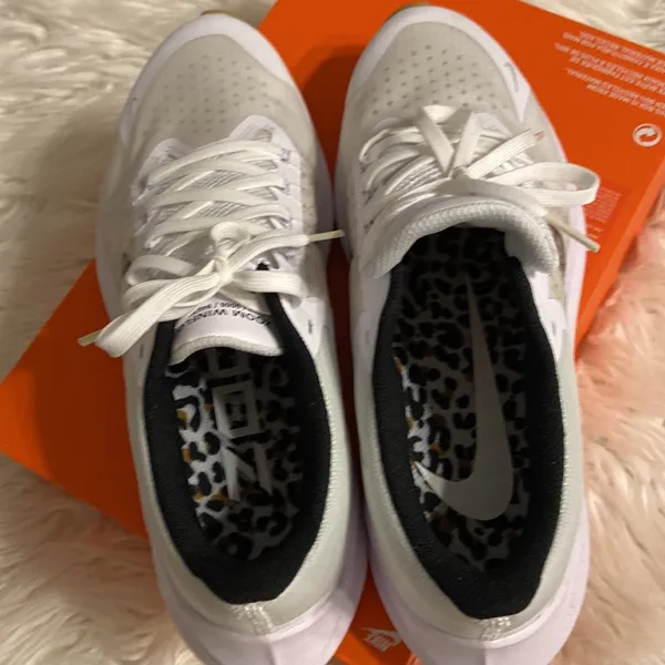 Nike Women’s Zoom Zwingli 8 PRM size 11 brand new with box - Image 4