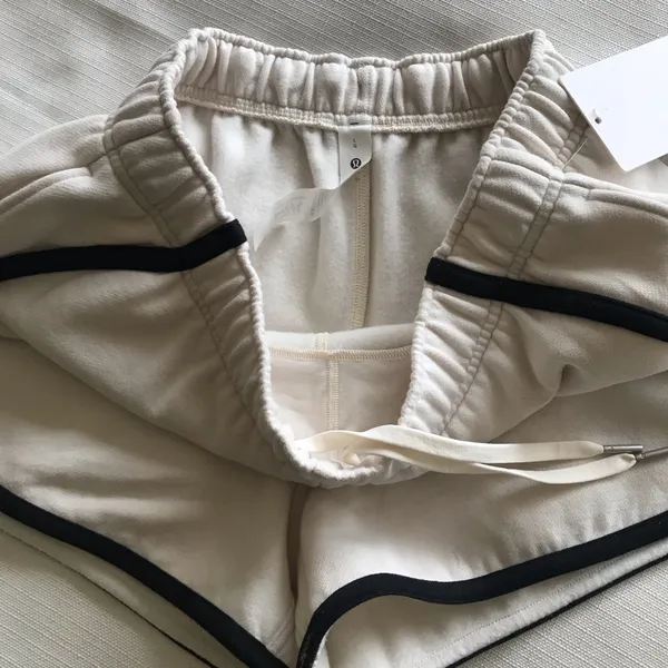 Lululemon Scuba Mid-Rise Oversized Short 3" Trim Light Ivory / Black NWT - Image 10