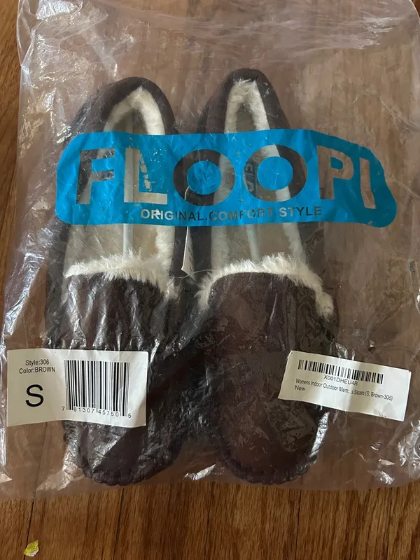 Floopi Cozy Faux-Suede Moccasin Slippers in Brown NWT size 5/6 Retail 60$ - Image 2