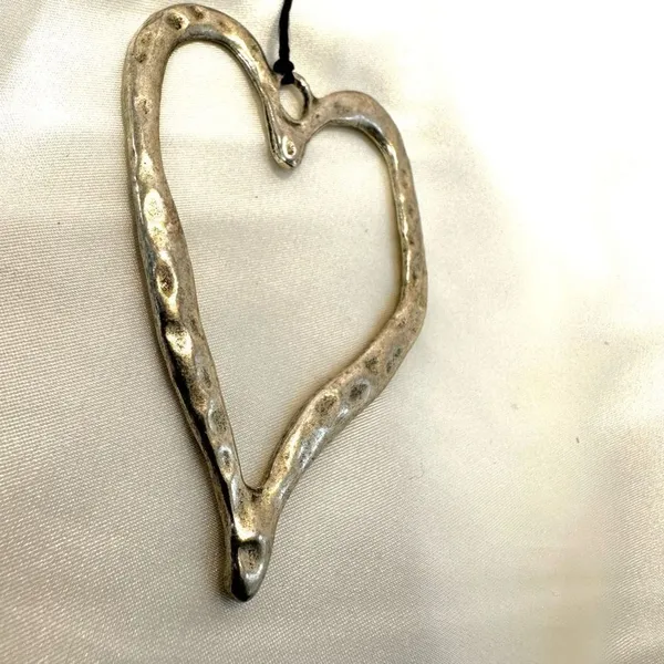 Silver tone long open heart necklace - Image 6