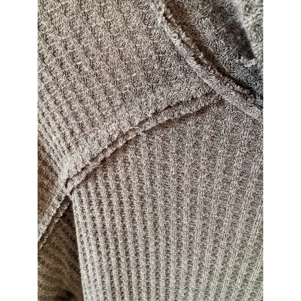 Umgee USA Womens Gray Waffle Knit Cowl Neck Frayed Fringe Hem Top Large - Image 2