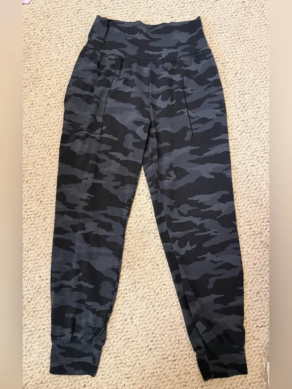 Athleta Salutation Camo‎ Jogger Black Gray Joggers Small - Image 3