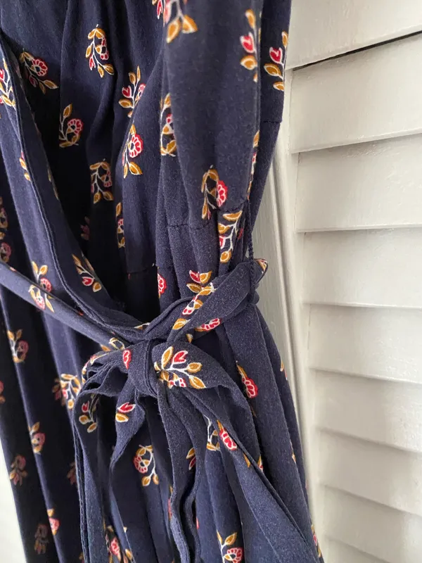 Old Navy Wrap Dress Floral Blue - Image 5