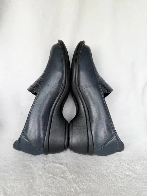 Women’s Clark’s Artisan “Mill Square” Crocodile Navy Blue Slip-On Loafer Size 6W - Image 6