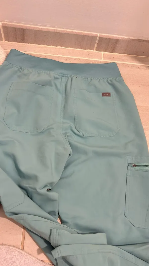 FIGS Scrubs Set - Image 4