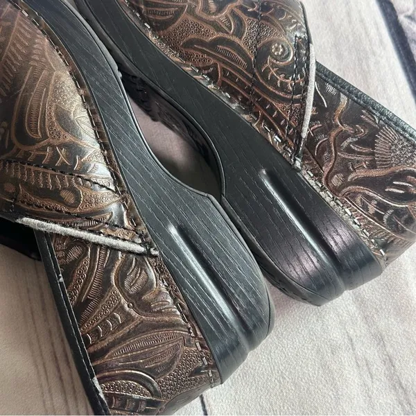 Dansko Professional Tooled‎ Leather Clogs Sz 38 EU (7.5/8 US) Brown Nurse Shoes - Image 5