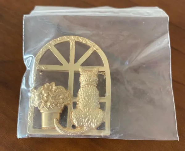 Boutique vintage look gold cat pin/brooch/badge - Image 3