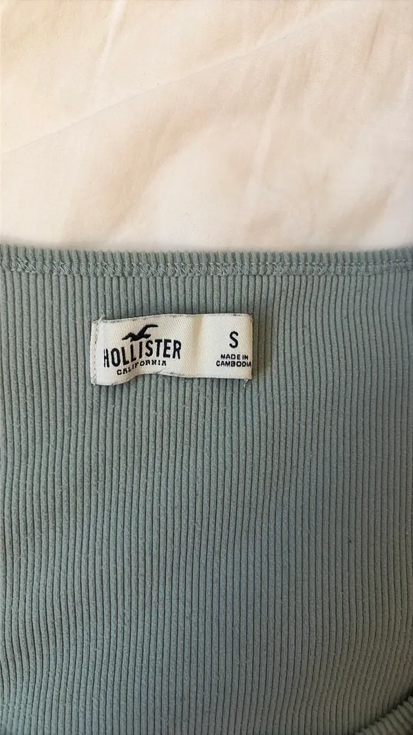 Hollister Ribbed Long Sleeve Crop Top - Image 3