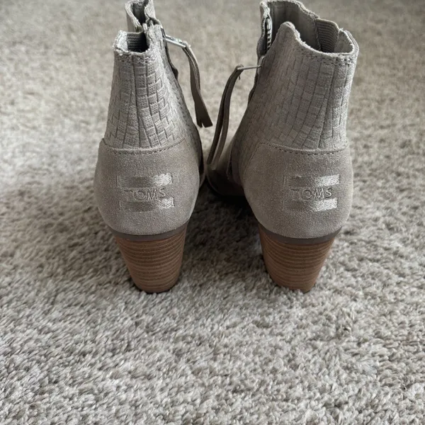 Tom's Women's Peep Toe‎ Suede Beige / Griege Block Heel Bootie Sandal Size 6 - Image 4
