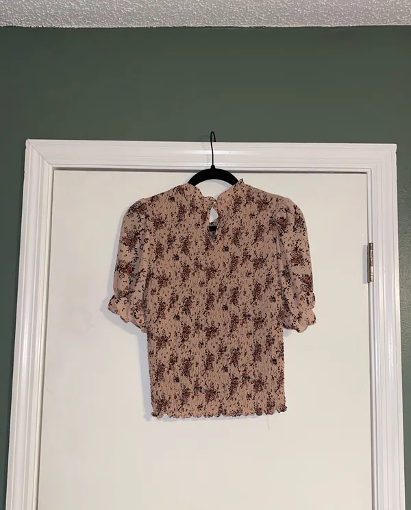NWOT Light Pink Floral Scrunch Blouse - Image 4
