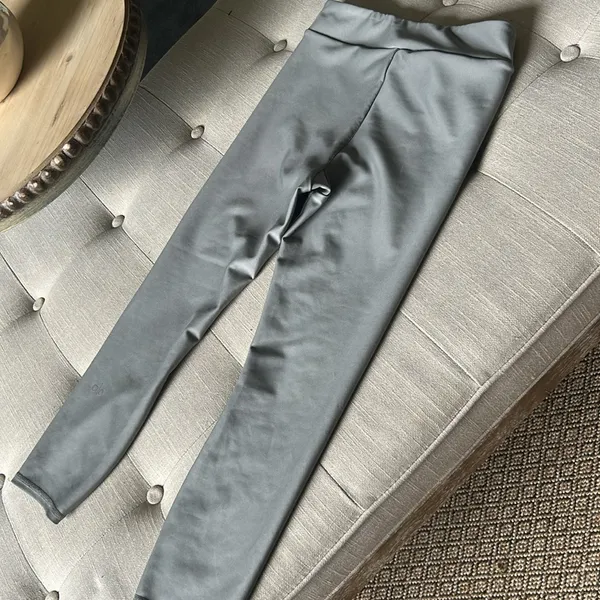 Alo Yoga Grey Cropped Workout Leggings Size Small - Image 10