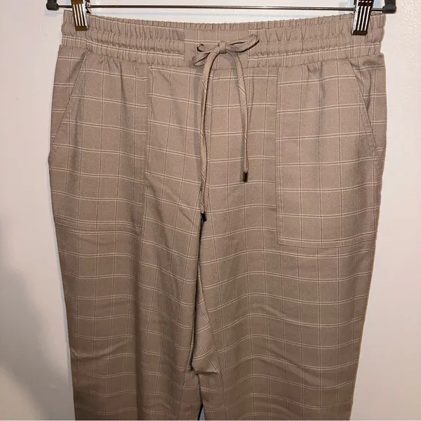 Nine West Tan, Beige, white Plaid Casual women’s Joggers Size Medium - Image 12