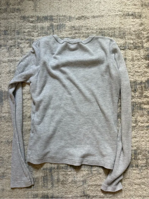 Brandy Melville Light Gray Ribbed Long-Sleeve Top - Image 3