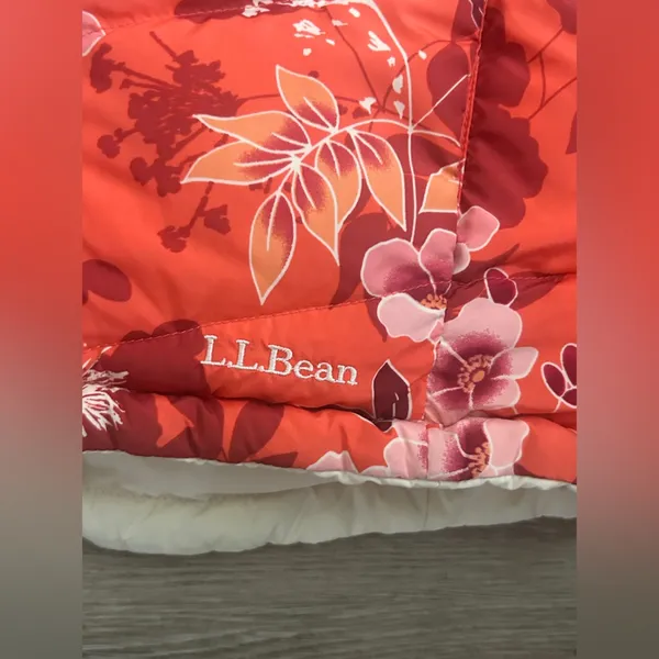 LL Bean Woman Red Floral Quilted Puffer Vest Reversible Fall/Winter Size Small - Image 6