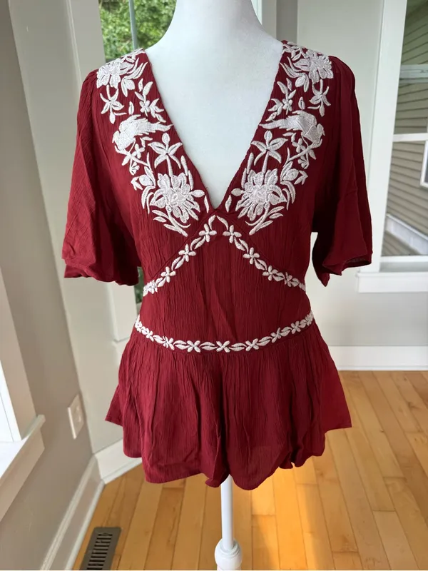 Knox Rose Deep Red V Neck Embroidered Tunic Blouse Top Sz Medium NWT - Image 9
