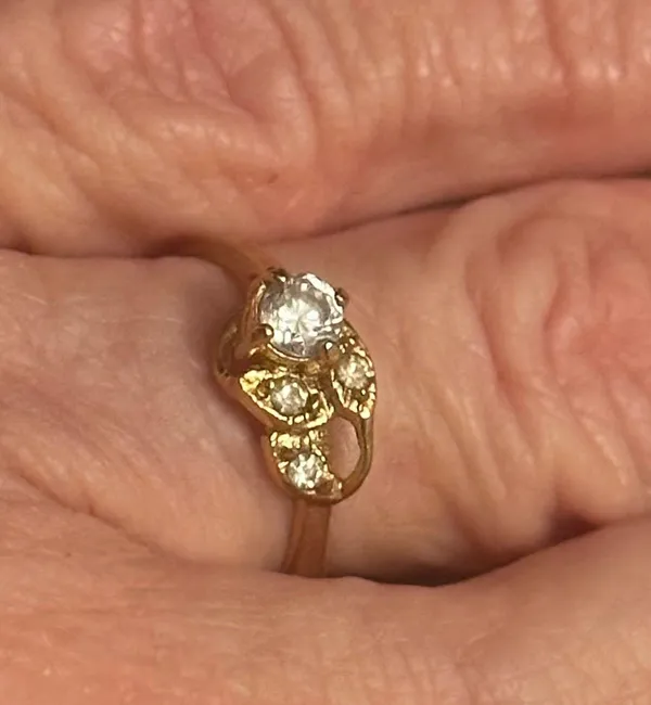 Vintage Simulated Diamond Flower Ring Gold - Image 3