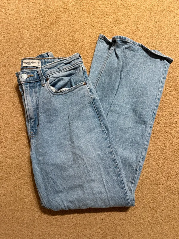 Abercrombie & Fitch The 90s Relaxed Jean Curve Love in Light Blue Wash - Image 5