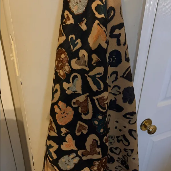 100‎ percent cashmere shawl with hearts and bunny’s - Image 4