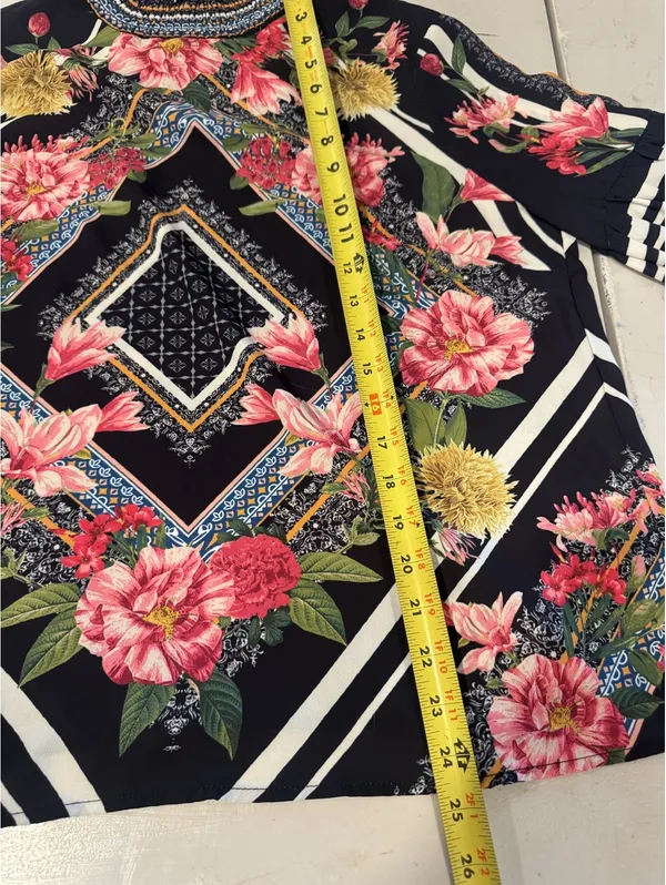 Jealous Tomato floral print blouse with ruffled collar and cuffs, size Large - Image 5