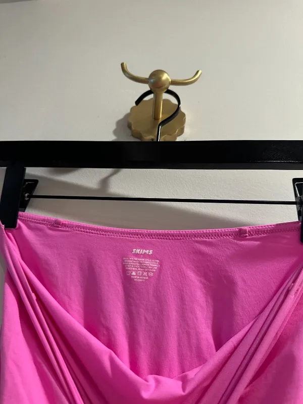 SKIMS Fits Everybody Strapless Bodysuit in Neon Orchid Size Small - Image 4