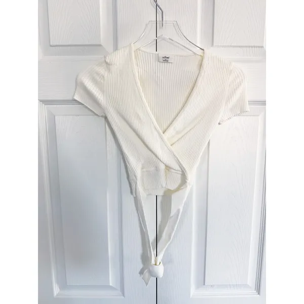 Wilfred Aritzia All Tied Up Short Sleeve Ribbed Cropped White Wrap Sweater - Image 2