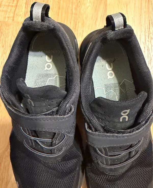On Cloud Play Youth 2 pre-owned Black - please see pic left shoe appears to have stitching knicked and can see wear on bottom - Image 3