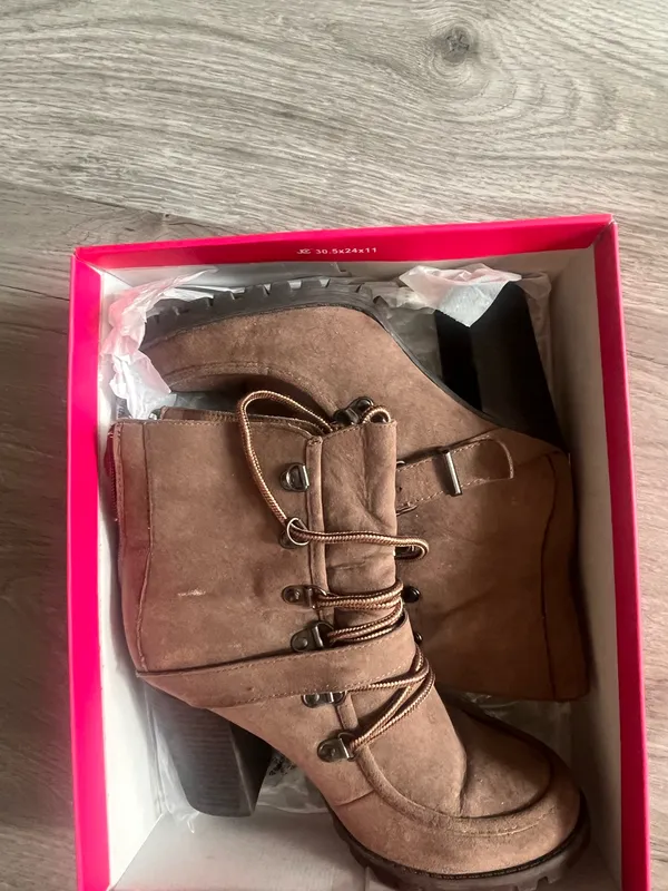 Shoedazzle Platform brown boots - Image 4