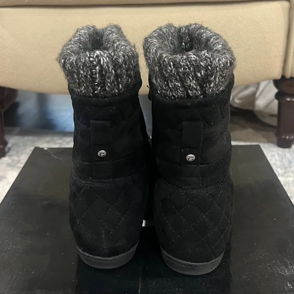 Ladies Guess Boots with Box - Image 3