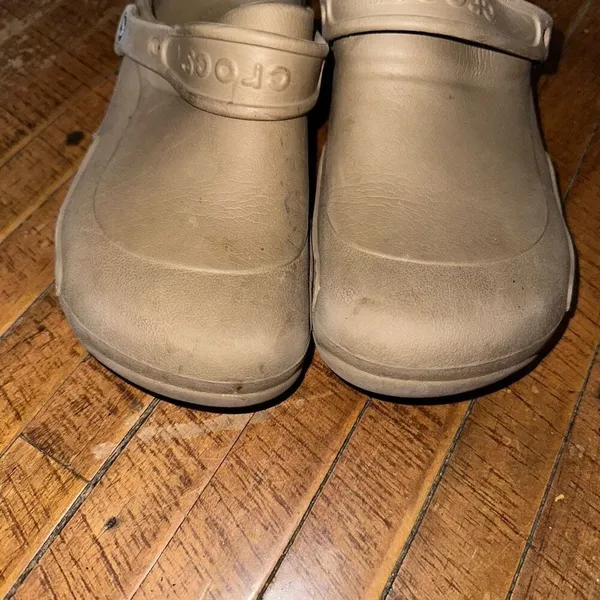 Crocs tan closed toe washable 8/10 rubber slip on clogs - Image 6