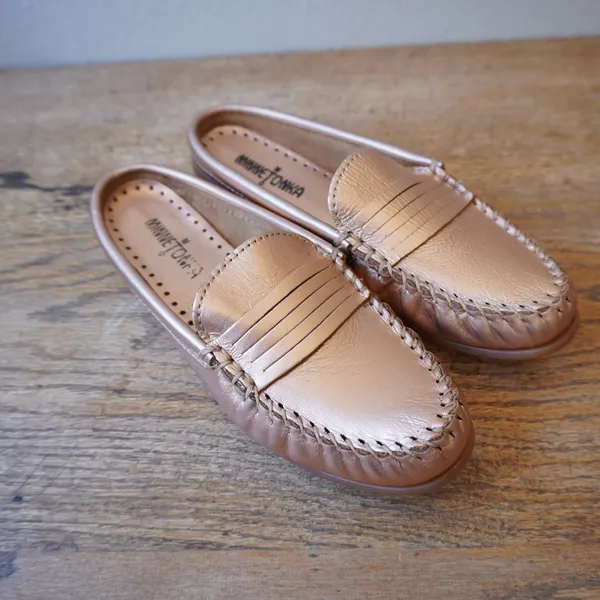 Minnetonka Womens Size 9 Mule Loafers Rose Gold Excellent Metallic Leather Flats - Image 2