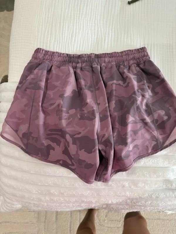 Lululemon Pink Camo Shorts Size 8 - Image 3