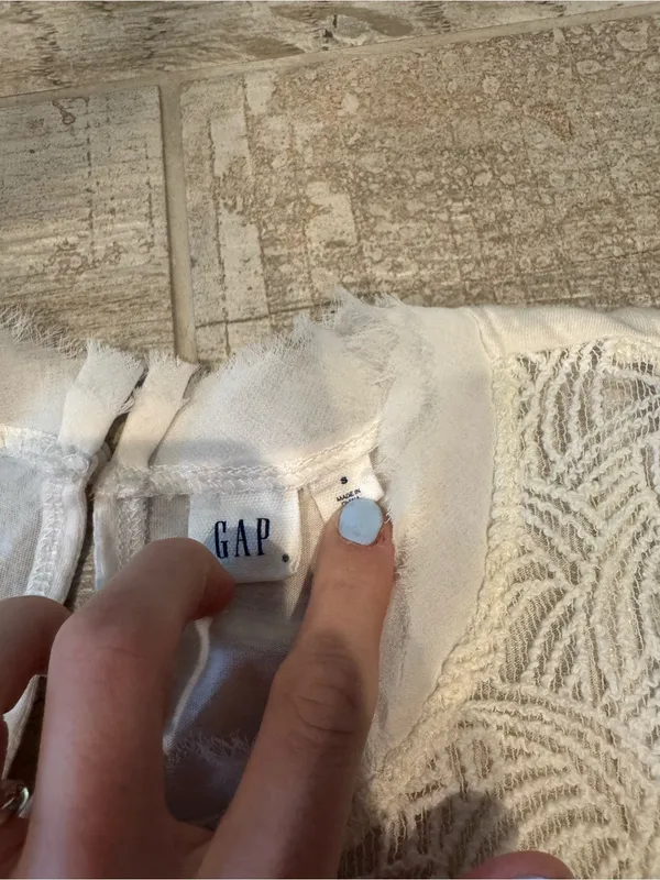 Gap White Sleeveless Lace Tank with Lace Detailing - Image 3