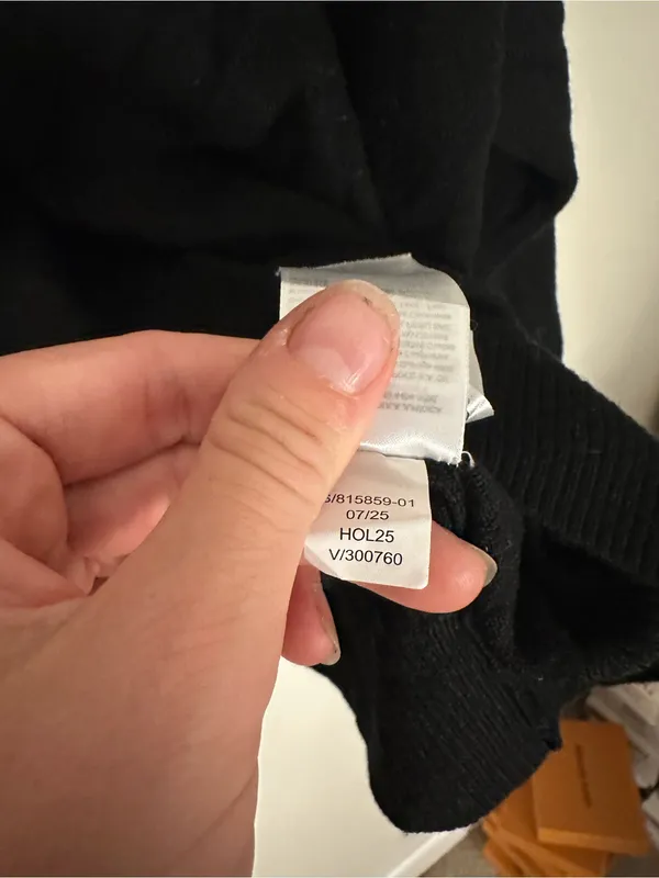 Banana Republic Merino V Neck sweater black large - Image 5