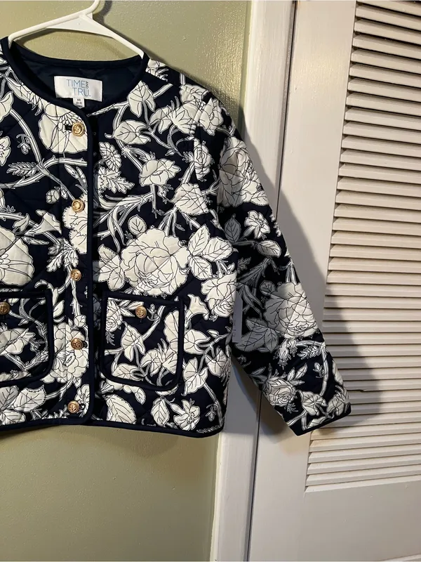 Time and Tru Womens Sz XS 0-2 Quilted Jacket Navy Blue White Floral Gold Buttons - Image 5
