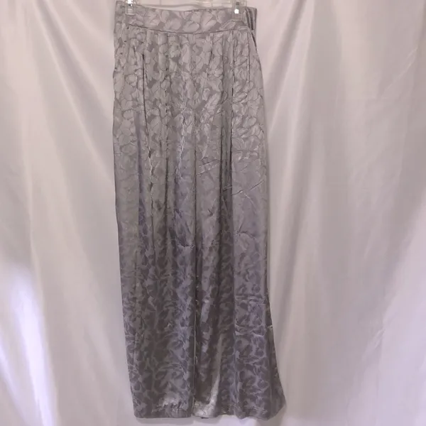 Gimmicks by BKE satin wide leg printed pant gray/silver size M NWT - Image 4
