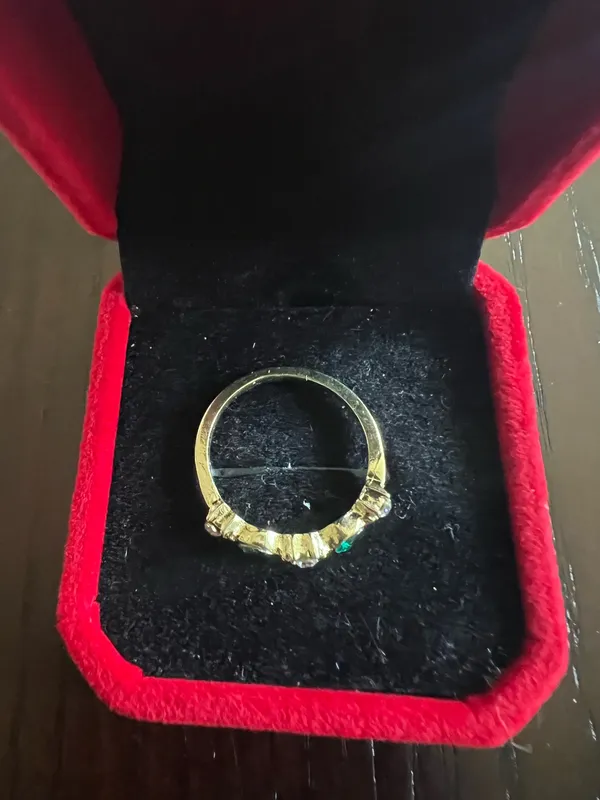 Ladies Gorgeous Golden with Faux Emerald Gemstone Ring Size 8 - Image 3