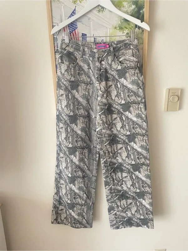 Edikted Low Rise Wide Leg Camo with Pink Bows Pocket Size XS - Image 3