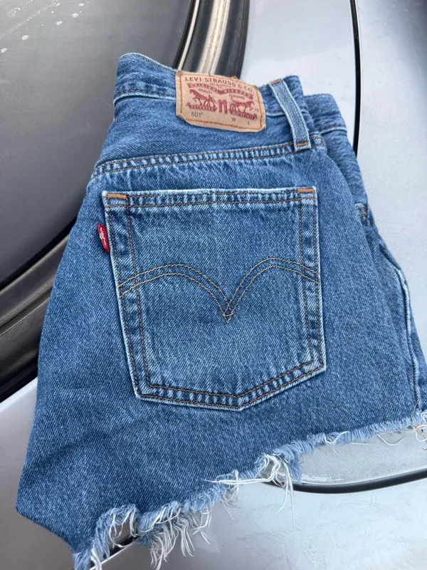Levi’s Shorts Denim High-Rise Distressed - Image 2