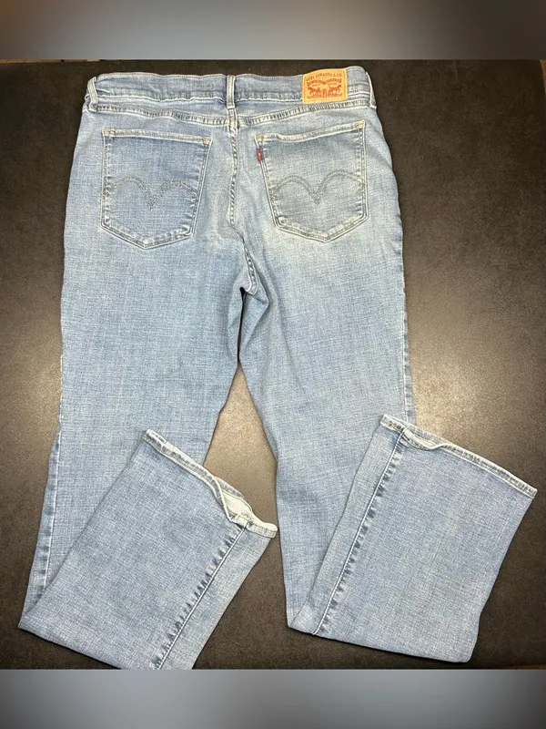 Levis Women’s Size 31x31 Classic Bootcut Stretch Light Wash Jeans - Image 4