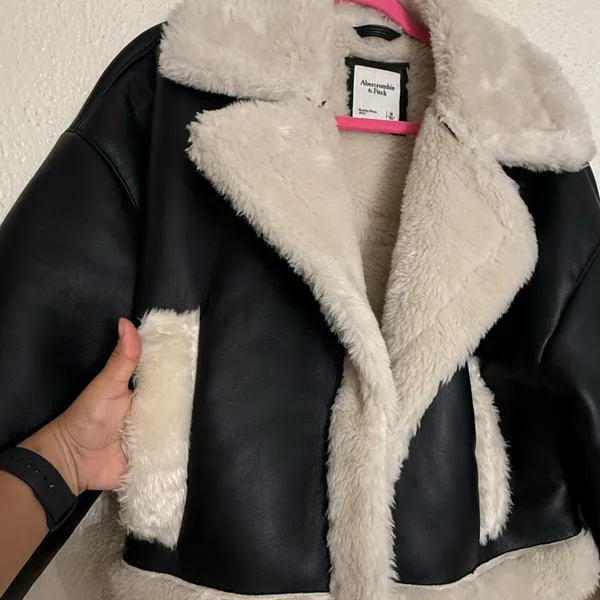 Abercrombie & Fitch Cropped Vegan Leather Sherpa Jacket size M oversized fit - Image 5