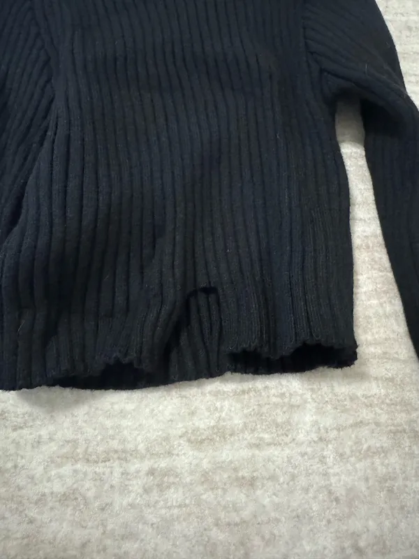 Edikted Bonnie cropped sweater size m/l - Image 3