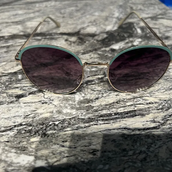 Chic Green and Gold Sunglasses - Image 8