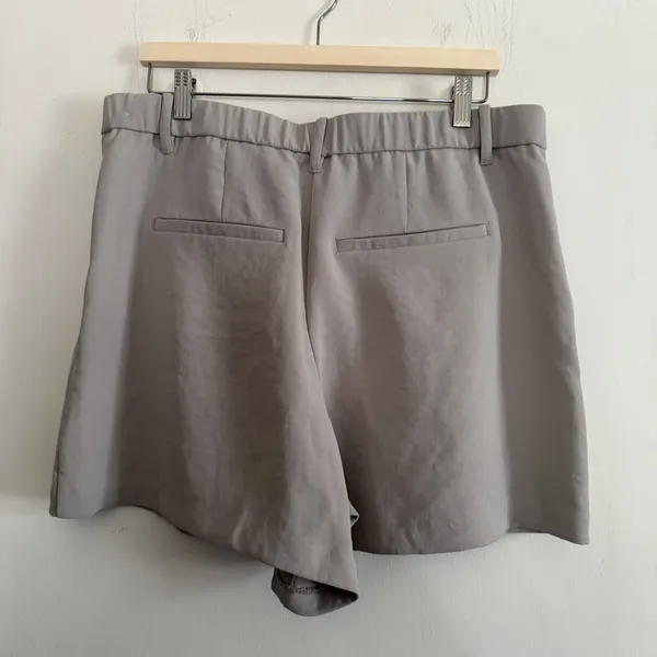ABERCROMBIE & FITCH Gray High-Waist Beige Pleated Trouser Shorts | Large - Image 3