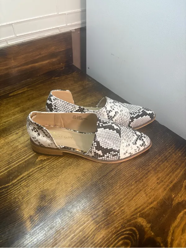 A rider girl gray snakeskin print flats size 6 - Image 2