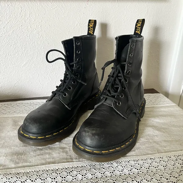 Women's Dr. Martens 1460 Black Smooth Leather Combat Boots 90s Y2k Size 7 Ladies - Image 2