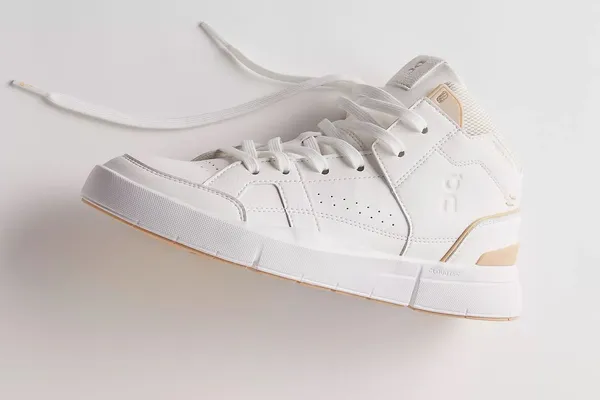 NWT Free People X On Cloud The Roger Clubhouse Mid Trainers in white. Size 8 - Image 3