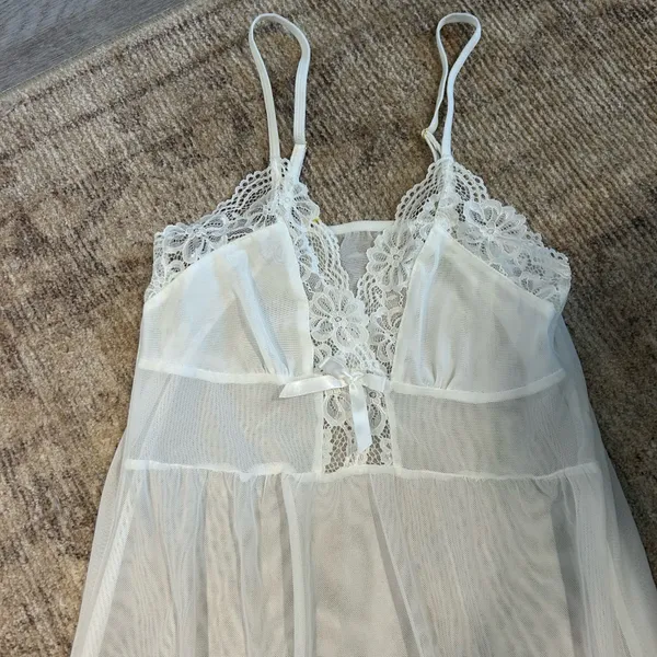 Elegant White Lace Nightgown - Image 2