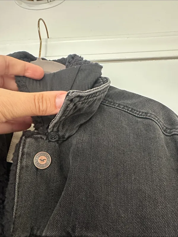Hollister Black Sherpa-Trim Distressed Denim Jacket Black Sz M - Image 4