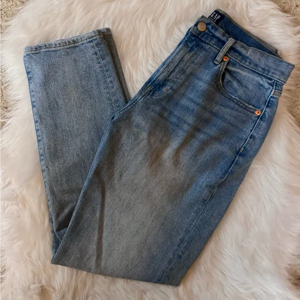 Gap (6S) High Rise Straight Leg Denim with minimal distressing - Image 10